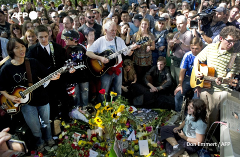 Fans réunis, le 8 décembre 2010 au Strawberry Fields à Central Park, à l'occasion du 30e anniversaire de l'assassinat de Lennon - AFP