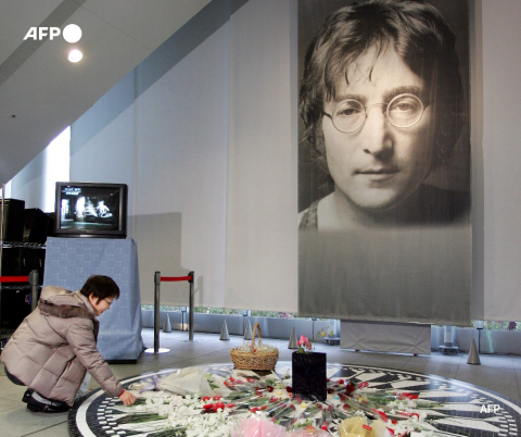 Une fan dépose des fleurs au Musée John Lennon à Saitama City, près de Tokyo, le 8 décembre 2006 pour l'anniversaire de sa mort Yoshikazu Tsuno - AFP