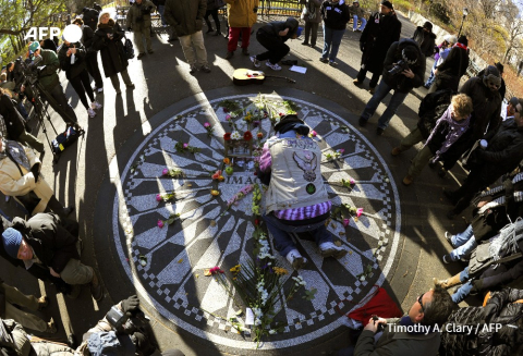 Fans de Lennon rassemblés au Strawberry Fields à Central Park, le 8 décembre 2010 Timothy A. Clary - AFP