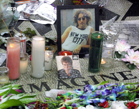 Fleurs et bougies ornent le mémorial dédié à John Lennon à Central Park (New York) -AFP