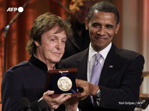 Paul McCartney (G) et le président Obama (D) montrant, le 2 juin 2010, la médaille du Prix Gershwin 2010 de la chanson populaire Yuri Gripas - AFP