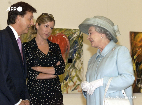 Sir Paul McCartney (G) et son épouse Heather Mills (C) accueillent la Reine Elizabeth (D) dans la galerie exposant ses toiles à Liverpool Marc Giddings - AFP