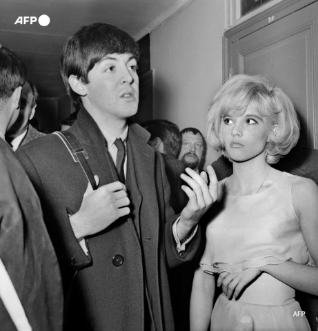 Sylvie Vartan (D) et Paul McCartney (G) à la sortie de l'Olympia, le 17 janvier 1964 - AFP