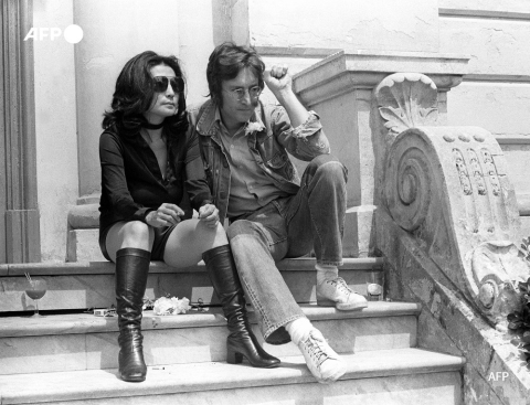 L'ex-Beatles John Lennon (D) et sa femme Yoko Ono (G) à Cannes le 17 mai 1971 - AFP