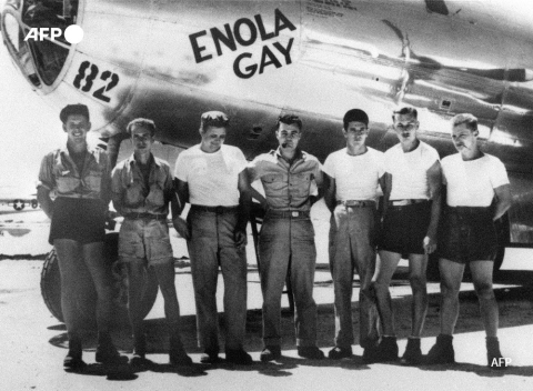 Photo prise en août 1945 de l'équipage au sol de l'Enola Gay, qui largua la bombe sur Hiroshima - AFP