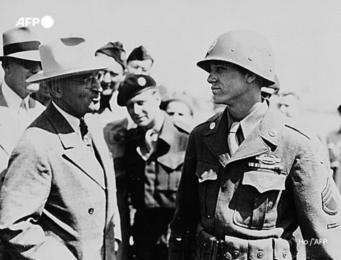 US President Harry Truman (L) speaks with Staff Sgt. Ernie Atkin of the 137th Regiment, 35th Division, on 15 July 1945 near Brussels, Belgium. - AFP