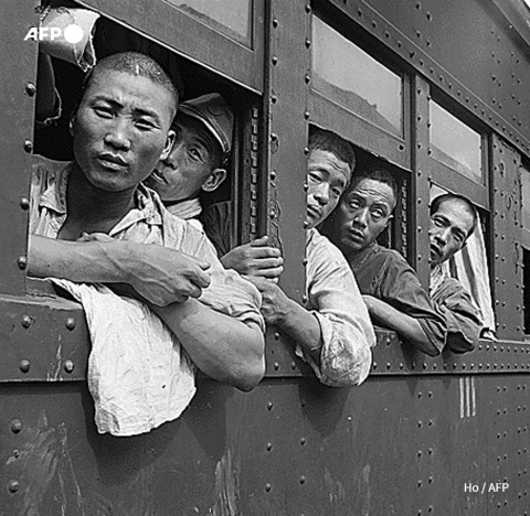 Des soldats japonais démobilisés rentrent chez eux en septembre 1945 - AFP