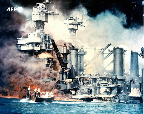 Un bâtiment de la marine américaine, le USS West Virginia, en flammes, le 7 décembre 1941, lors de l'attaque de Pearl Harbor - AFP