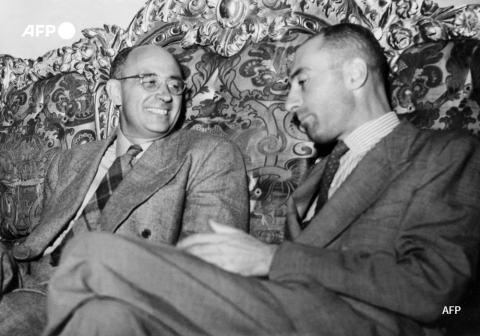 Les physiciens américain Robert Oppenheimer et italo-américain Enrico Fermi en septembre 1949 - AFP