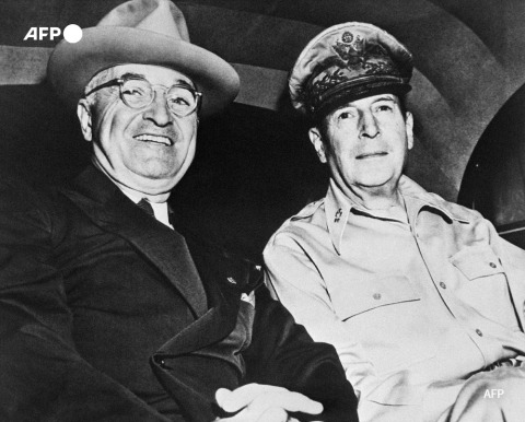 US President Harry Truman (L) with General Douglas Mac Arthur. - AFP