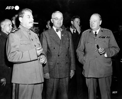 Harry Truman entre Joseph Staline et Winston Churchill, le 17 juillet 1945 à Potsdam (Allemagne) - AFP