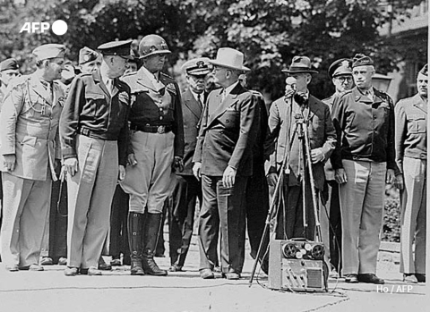 Henry Stimson, le secrétaire américain à la guerre (sur la droite de la photo), au côté du président Harry Truman et des généraux Dwight D. Eisenhower et George Patton, à Berlin, le 20 juillet 1945 - AFP