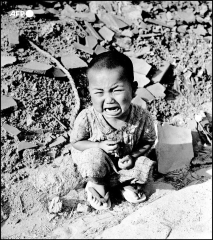 Un an après le bombardement atomique d'Hiroshima, un enfant pleure dans les ruines de la ville dévastée le 5 août 1946 - AFP