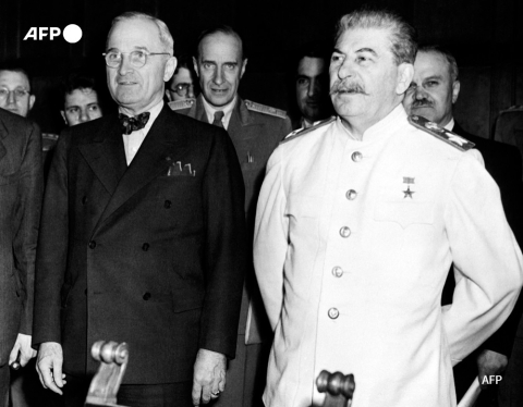 Harry Truman (gauche) et Joseph Staline, le 28 juillet 1945 lors de la conférence de Potsdam (Allemagne) - AFP