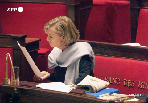 La ministre Elisabeth Guigou lit une dépêche AFP à l'Assemblée en 1998 - Thomas Coex - AFP