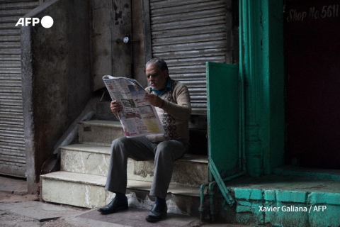 Un homme lit un journal à New Delhi, décembre 2019 - Xavier Galiana - AFP