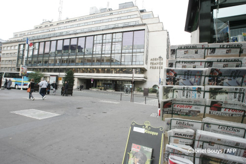 Kiosque à journaux devant le siège de l'AFP à Paris en 2004 - Gabriel Bouys - AFP