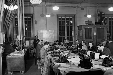 Salle de rédaction au siège de l'agence Havas à Paris en 1939 - AFP