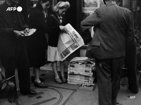 Des parisiennes achètent le journal communiste Ce Soir du 22 août 1944 - AFP - AFP