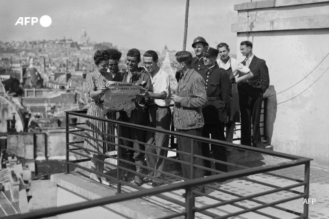 Sur les toits de Paris, lecture d'un journal de la résistance en août 1944 - AFP