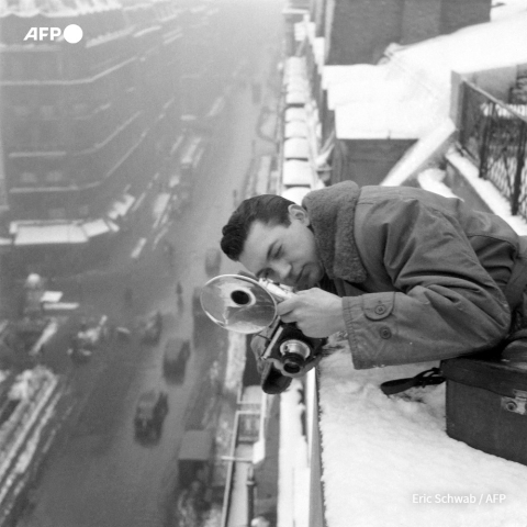 Un photographe de l'AFP sur un toit enneigé à Paris en 1946 - Eric Schwab - AFP