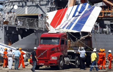 Un débris du vol Rio-Paris acheminé à Recife (Brésil) en juin 2009 - Evaristo Sa - AFP