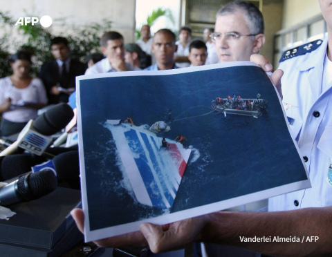 Un officiel brésilien montre la photo d'un débris du vol Rio-Paris - Vanderlei Almeida - VANDERLEI ALMEIDA - AFP