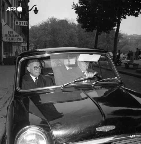Jean-Paul Sartre quitte le restaurant L'Oriental le 22 octobre 1964 - AFP