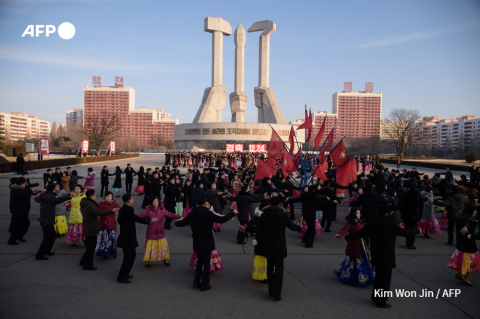 Des étudiants dansent devant le Monument à la fondation du parti en 2019 à Pyongyang - Kim Won Jin - AFP