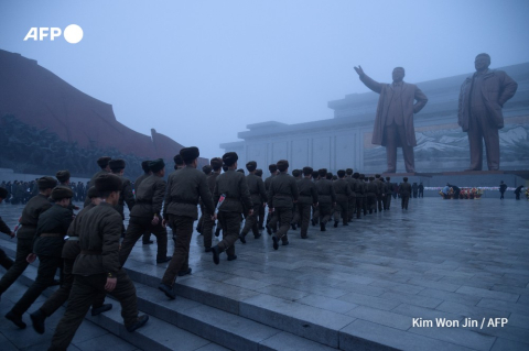 Des soldats nord-coréens défilent devant la statue de Kim Jong-il en 2019 - Kim Won Jin - AFP