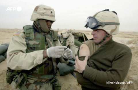 US soldiers vaccinated for smallpox, Kuwait, February 2003 - Paul J. Richards - AFP
