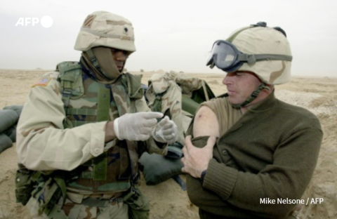 Vaccination antivariolique d'un militaire américain au Koweit, février 2003 - Mike Nelson - AFP