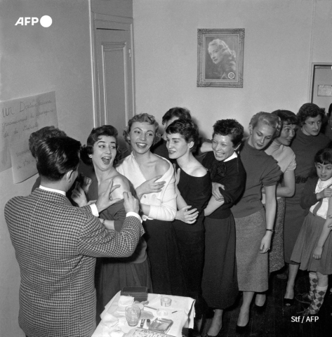 Smallpox vaccinations in Paris, 1955 - AFP