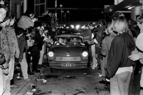 Des Berlinois de l'Est arrivant à l'Ouest le 9 novembre 1989 - Françoise Chaptal - AFP