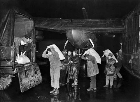 Déchargement d'un avion à Berlin-Ouest en 1948 - AFP