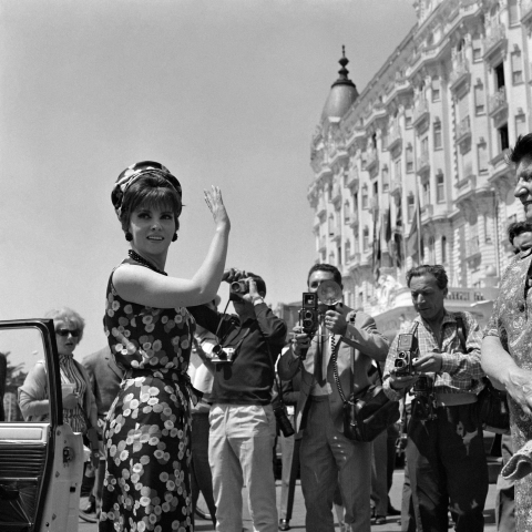 Gina Lollobrigida entourée de photographes devant l'hôtel Carlton à Cannes - AFP