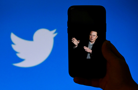 Photo d'Elon Musk sur un écran et logo de Twitter en octobre 2022 à Washington - Olivier Douliery - AFP