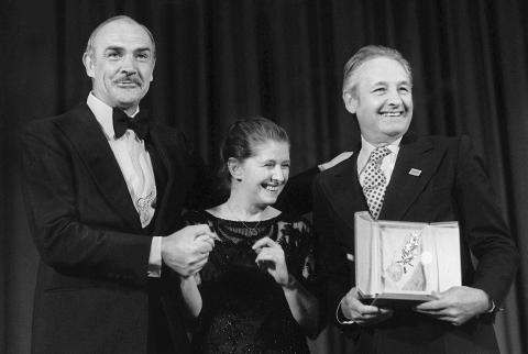 Sean Connery (G) remet la Palme d'or pour L'homme de fer à Andrzej Wajda (D), accompagné de sa femme Krystyna Zachwatowicz. - Ralph Gatti - AFP