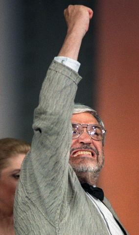 Maurice Pialat lève le poing en réponse aux sifflets du public, le 19 mai 1987 - CHRISTOPHE SIMON - AFP