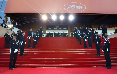 Des policiers encadrent les marches du Palais des festivals avant la cérémonie d'ouverture du 56e festival de Cannes, le 14 mai 2003 - Pascal Guyot - AFP