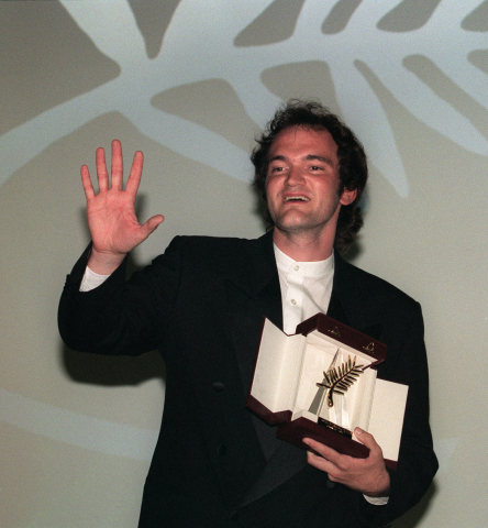 Quentin Tarantino pose avec la Palme d'or qu'il a reçue pour Pulp Fiction, le 23 mai 1994 - Patrick Hertzog - AFP