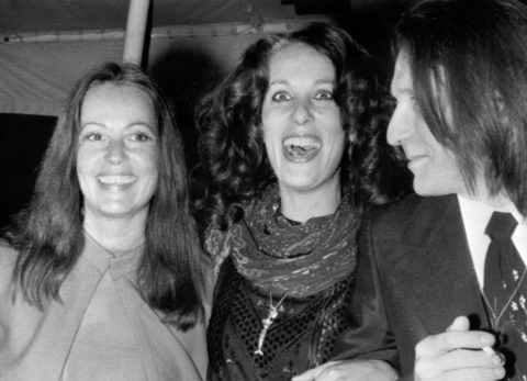 Bernadette Lafont, entourée de Jeanne Moreau et Jean Eustache (réalisateur), arrivent pour la présentation du film la Maman et la Putain, le 16 mai 1973, lors de la 26ème édition du Festival de Cannes. - AFP