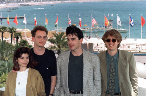 Le tout jeune réalisateur Steven Soderbergh (2e à G) pose avec les acteurs de Sexe, mensonges et vidéo, le 15 mai 1989 - AFP