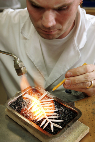 Un employé de Chopard travaille à la fabrication de la Palme d'or, le 9 mai 2007 FABRICE COFFRINI - AFP