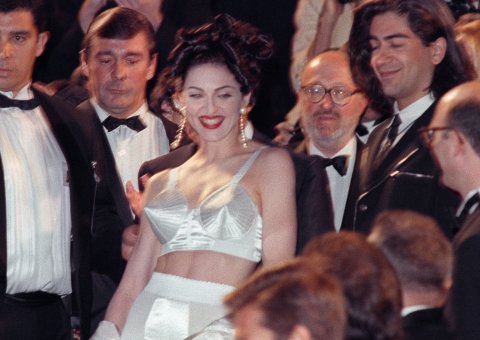 Madonna en simple soutien-gorge signé Jean Paul Gaultier sur les marches du Palais des festivals le 13 mai 1991 - AFP