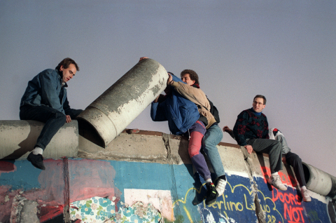 Des Berlinois détruisant le Mur, le 16 novembre 1989 - Patrick Hertzog - AFP