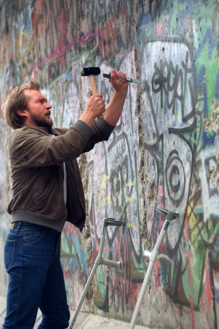 Un Berlinois arrachant un morceau du Mur, le 21 novembre 1989 - Gérard Malié - AFP