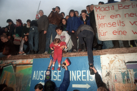 La foule sur le Mur de Berlin le 22 décembre 1989 - Patrick Hertzog - AFP