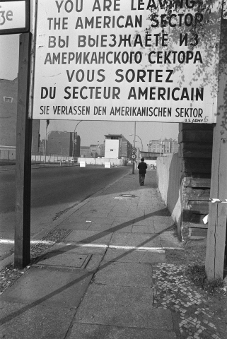 Panneau au Checkpoint Charlie, à Berlin, en 1976 - Ralph Gatti - AFP