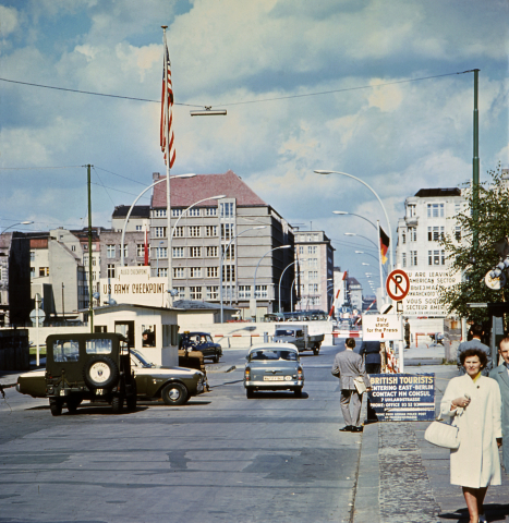 Le Checkpoint Charlie, à Berlin, en 1968 - AFP